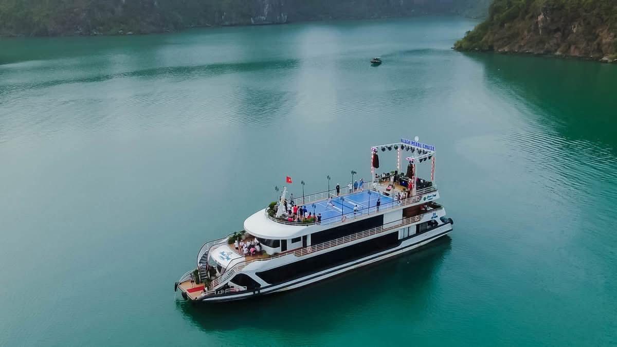 Du thuyền trong ngày Black Pearl